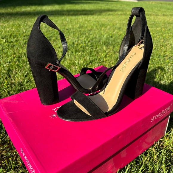 Black Heels Size 7 - Picture 2 of 2